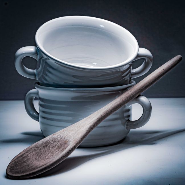 Porcelanasta juhnica s pokrovom